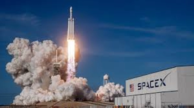 SpaceX Stacks Starship V3 on Texas Pad for Third Time in Three Years