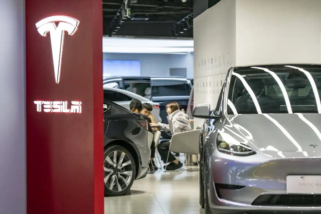 Tesla FSD Clocks 10 Billion Miles: Crossing Musk's Threshold Without Unsupervised Freedom